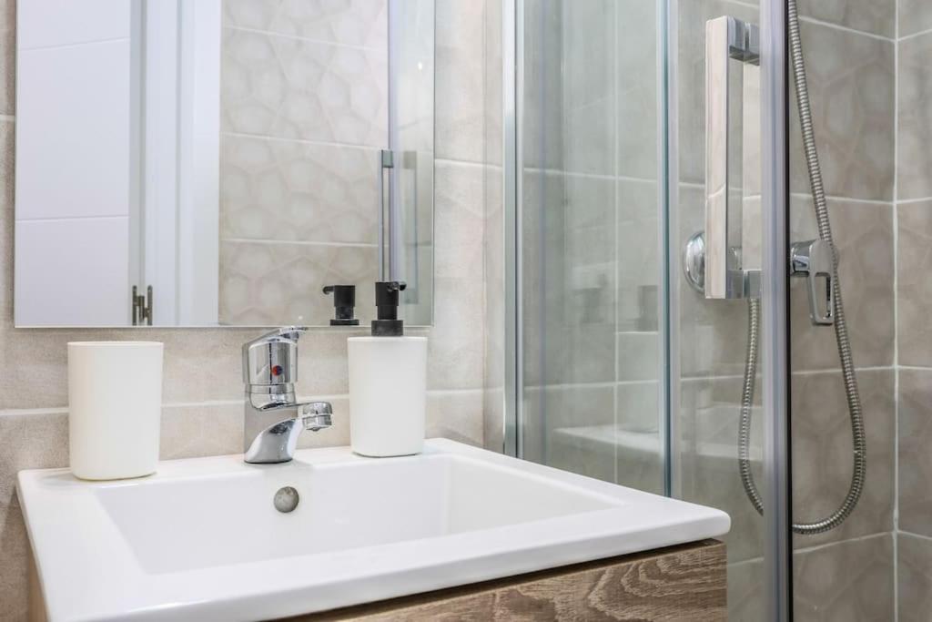 Luxe Apartment In Tetuan Madrid Exterior foto